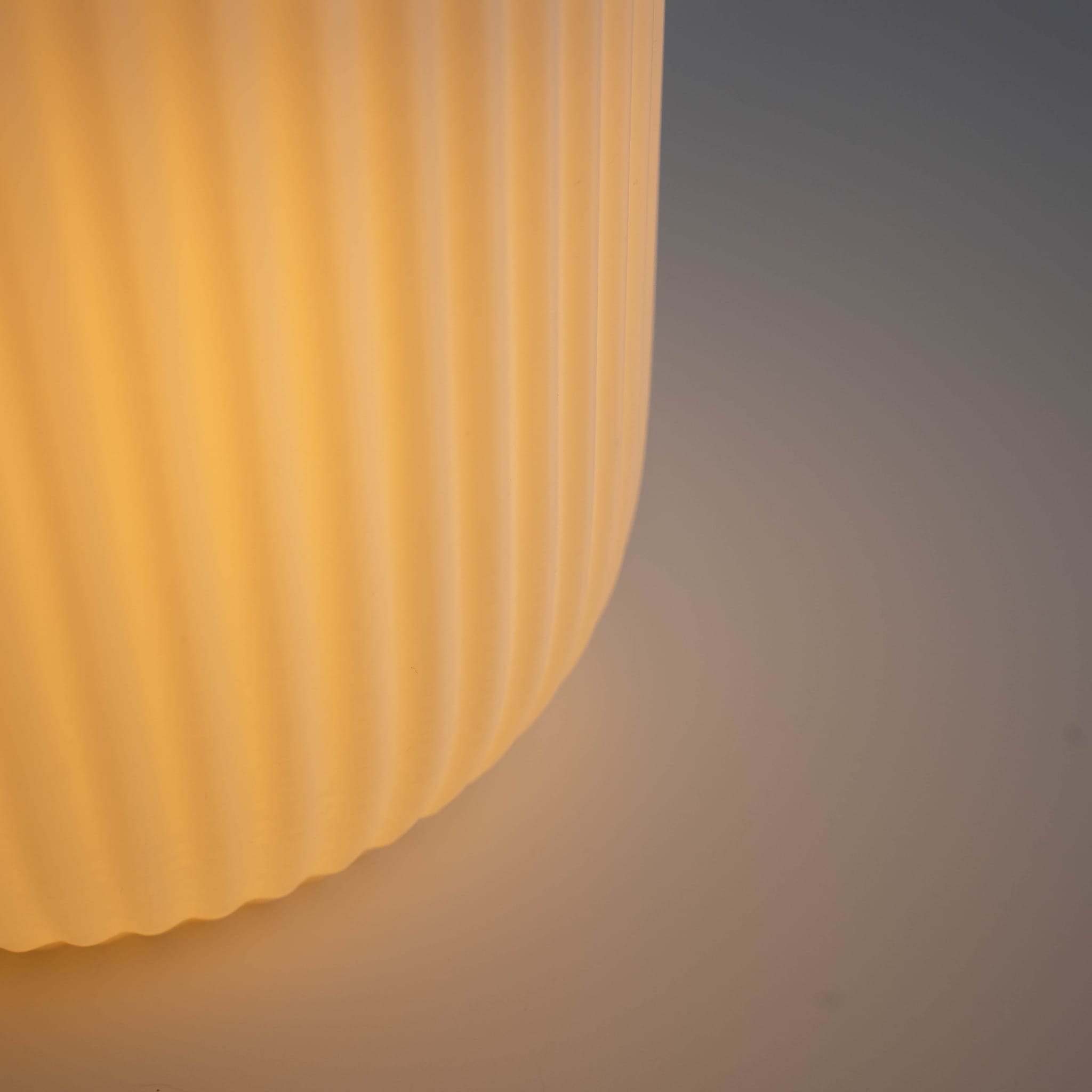 Blok3D Lámpara Orlo - Luz cálida que transforma tu espacio
