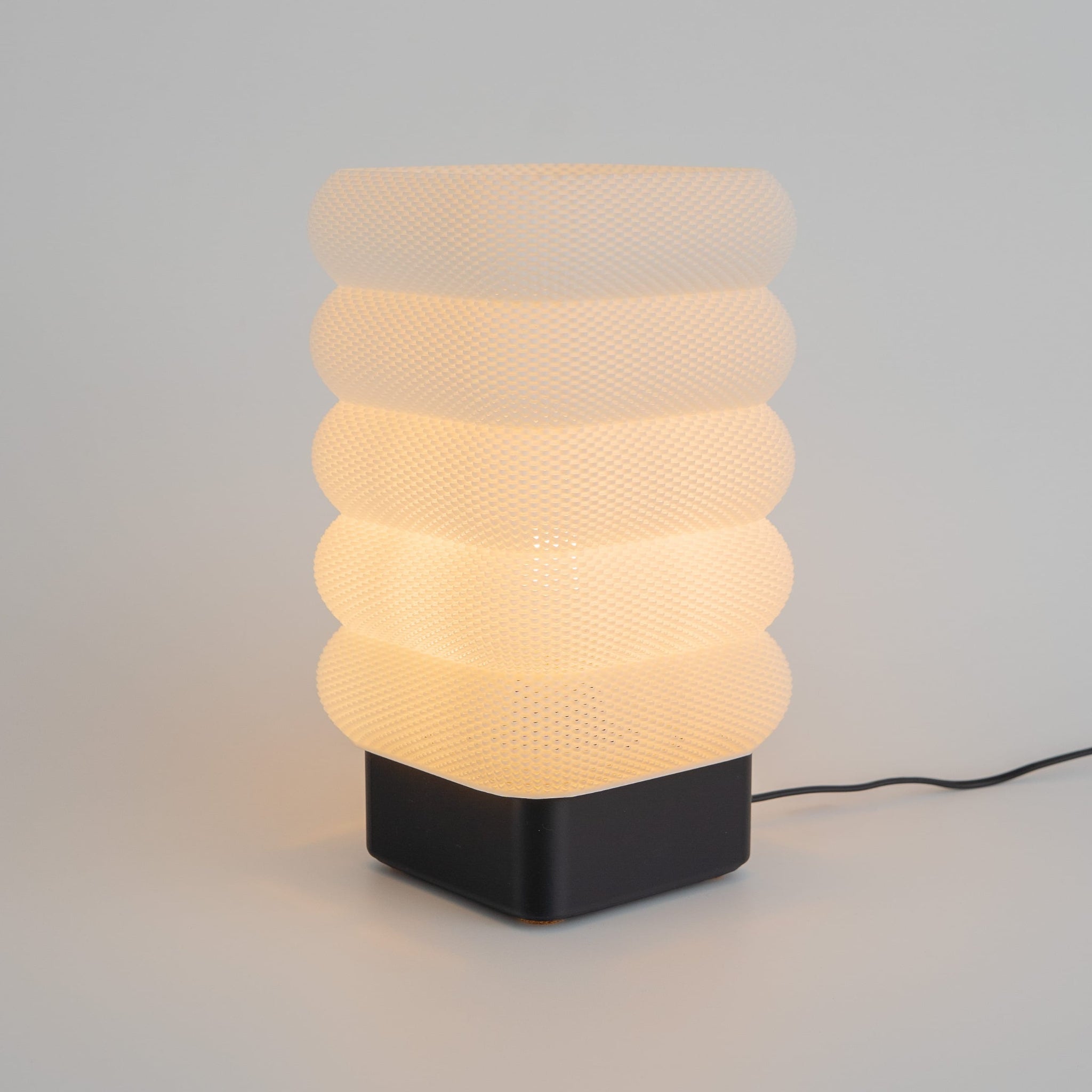 Blok3d Nuestro Catálogo Brimora - Lámpara vanguardista de mesa y velador
