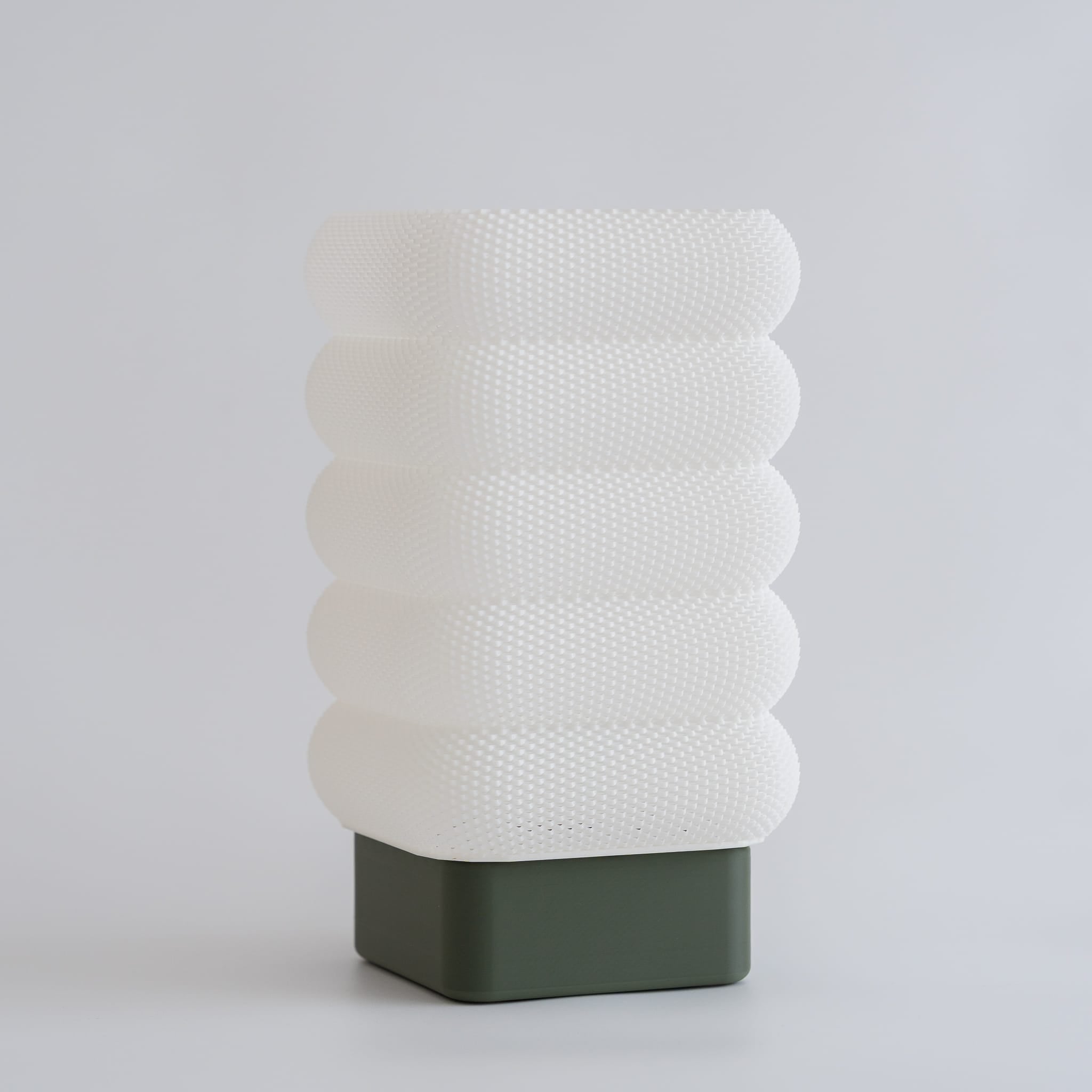 Blok3d Nuestro Catálogo Verde Oliva / Blanco Lámpara Brimora – Ilumina tu espacio con carácter y calidez