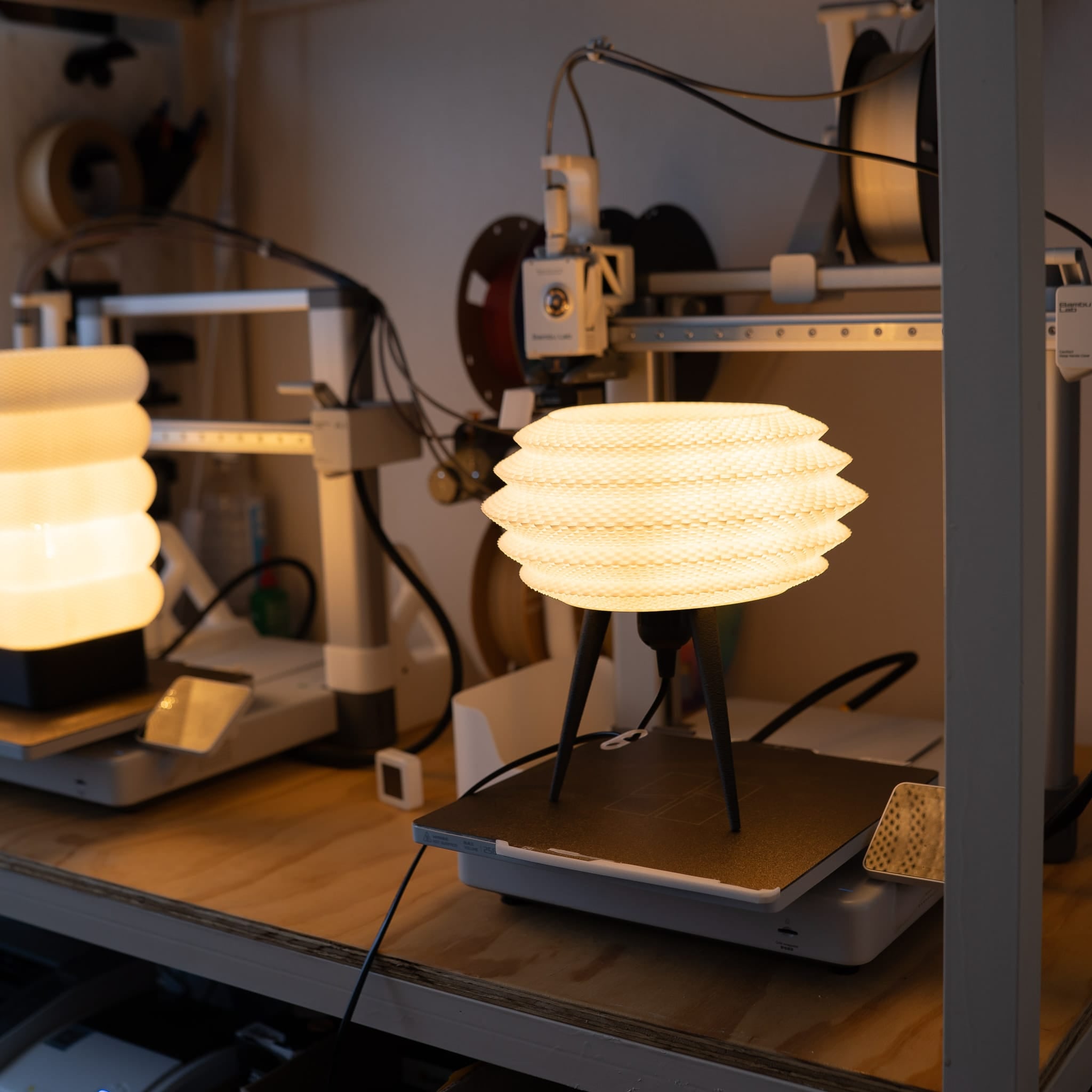 Blok3d Nuestro Catálogo Negro Lámpara Lunari – Ilumina tu espacio con ligereza y diseño único