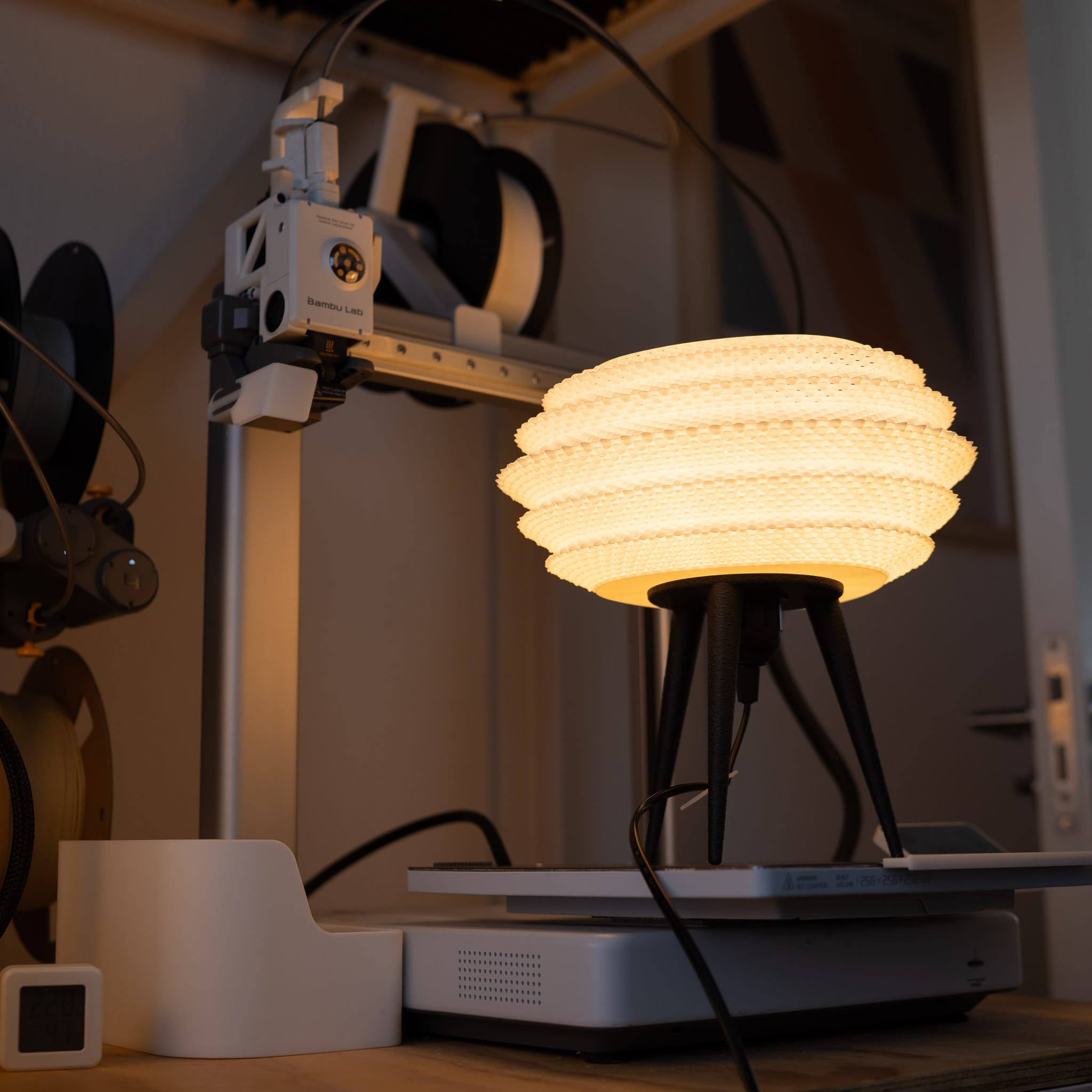 Blok3d Nuestro Catálogo Negro Lámpara Lunari – Ilumina tu espacio con ligereza y diseño único