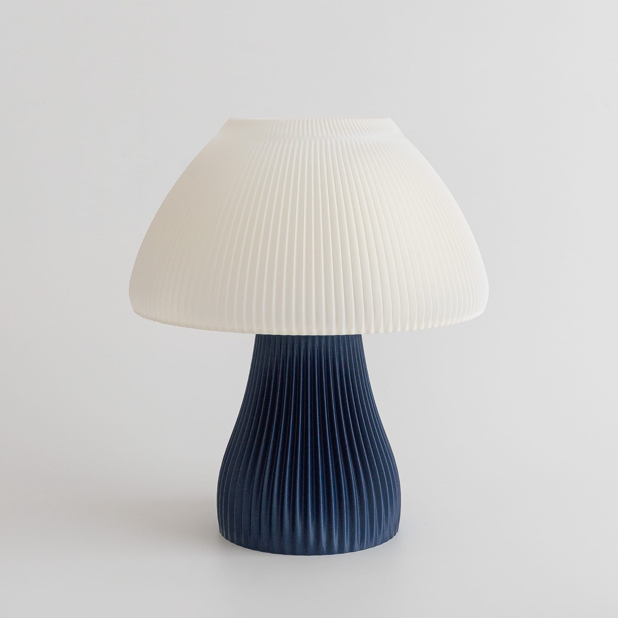 Blok3d Nuestro Catálogo Azul Marino / Blanco Lunora – Lámpara