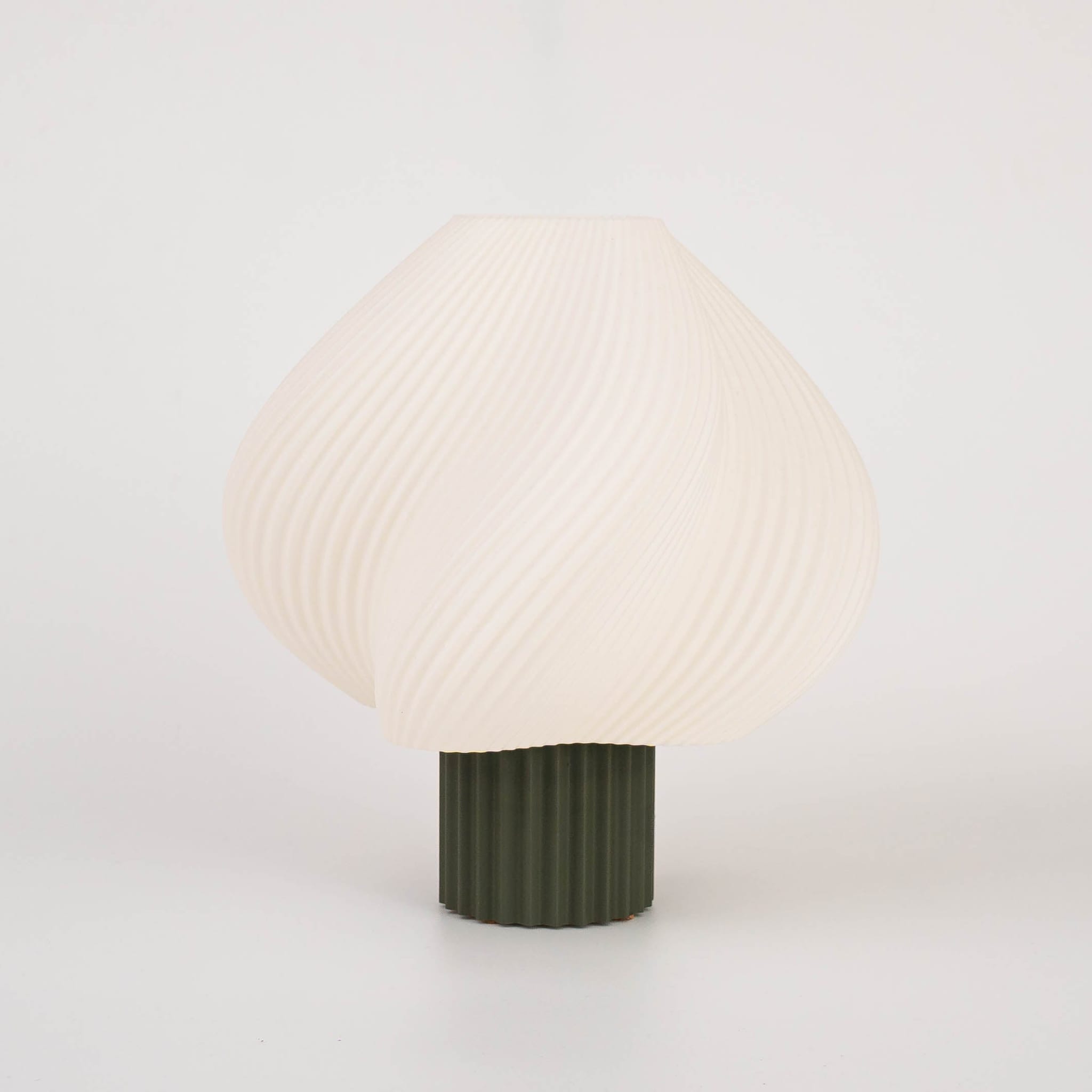 Blok3d Nuestro Catálogo Verde Oliva / Blanco Lámpara Swoola – Suaviza tu espacio con luz cálida y diseño orgánico