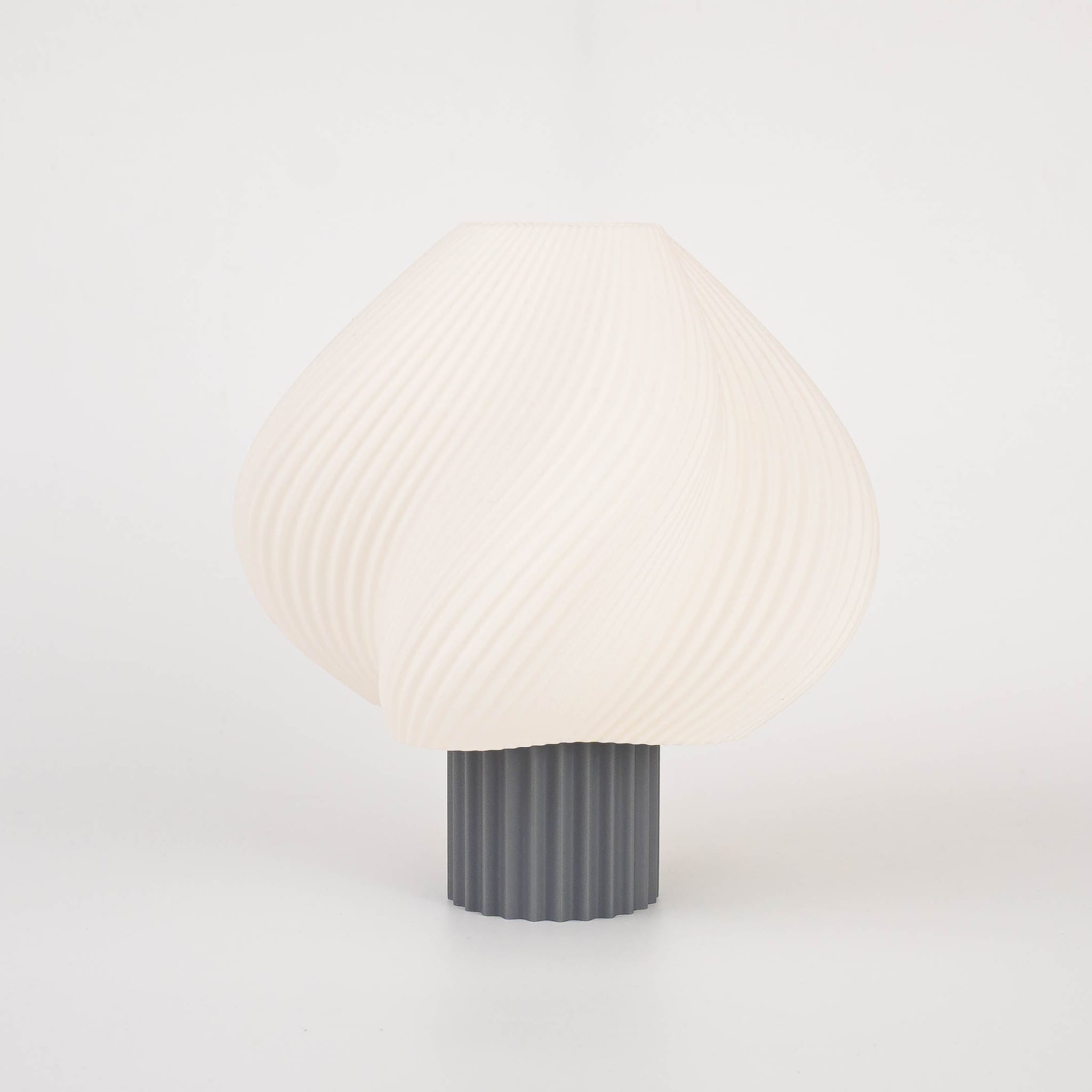 Blok3d Nuestro Catálogo Gris / Blanco Lámpara Swoola – Suaviza tu espacio con luz cálida y diseño orgánico