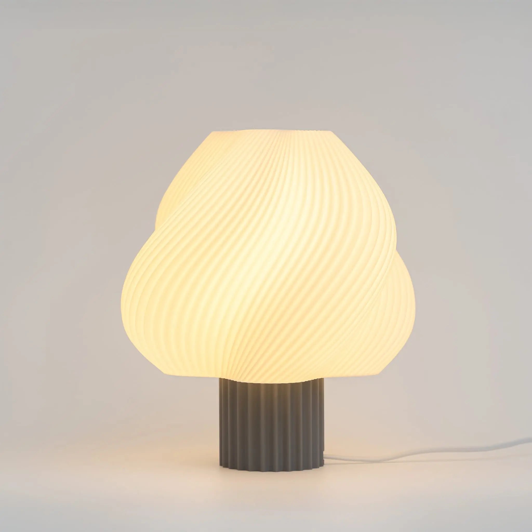 Blok3d Nuestro Catálogo Lámpara Swoola – Suaviza tu espacio con luz cálida y diseño orgánico