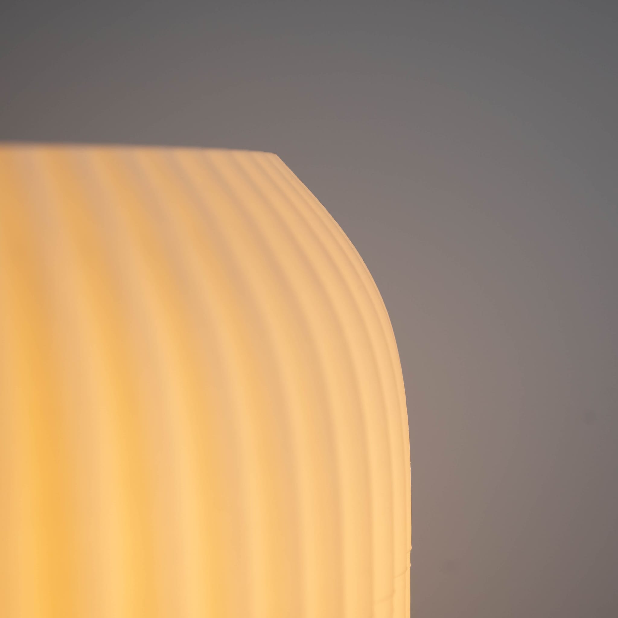 Blok3D Lámpara Orlo - Luz cálida que transforma tu espacio