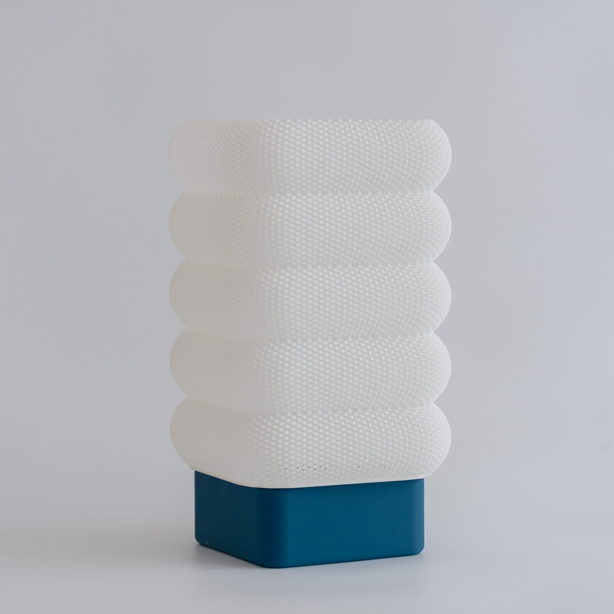 Blok3d Nuestro Catálogo Azul Petroleo / Blanco Lámpara Brimora – Ilumina tu espacio con carácter y calidez