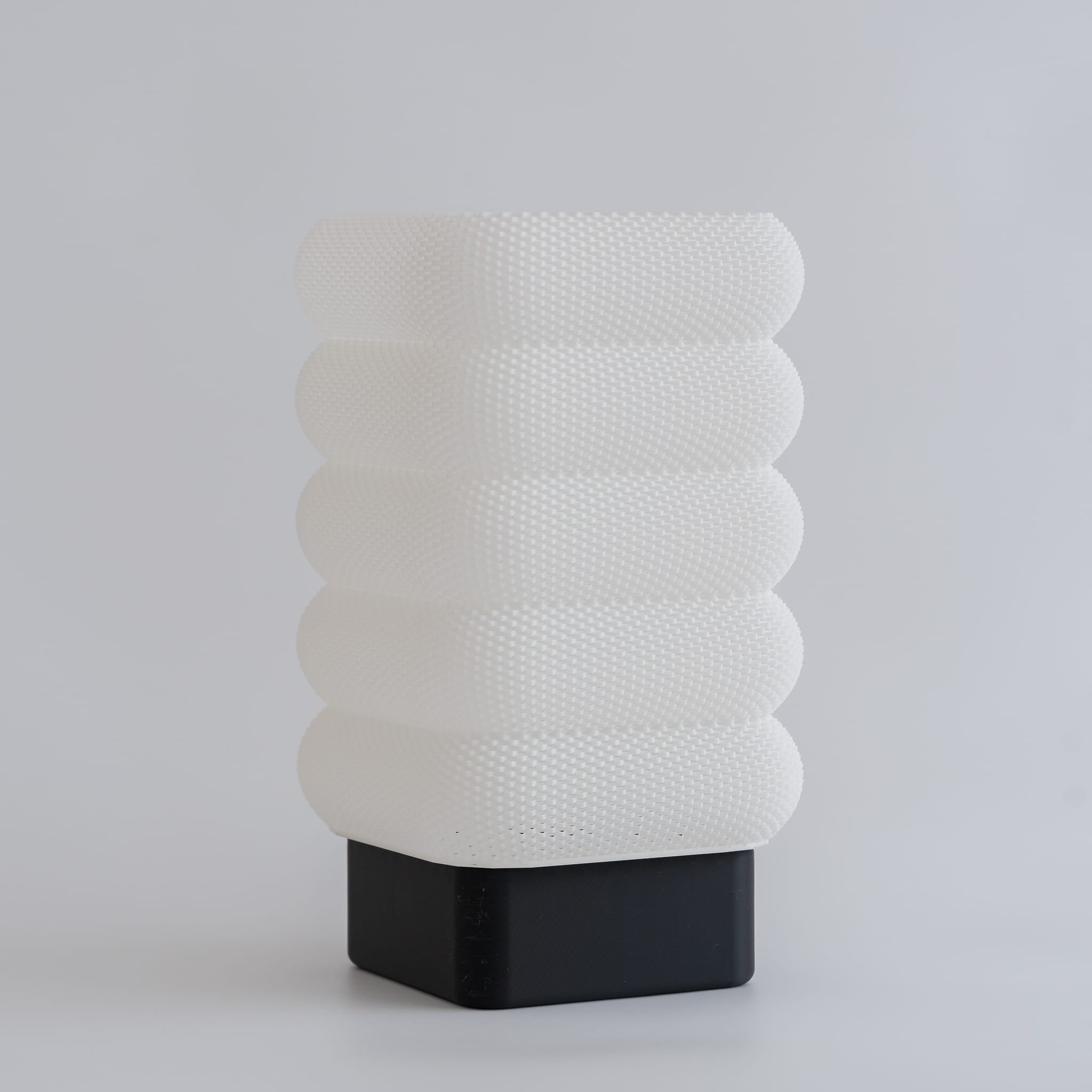 Blok3d Nuestro Catálogo Negro / Blanco Lámpara Brimora – Ilumina tu espacio con carácter y calidez