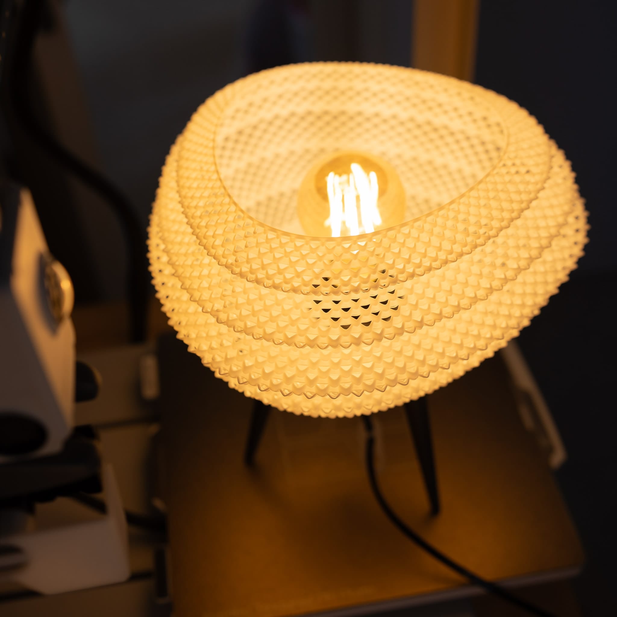 Blok3d Nuestro Catálogo Negro Lámpara Lunari – Ilumina tu espacio con ligereza y diseño único