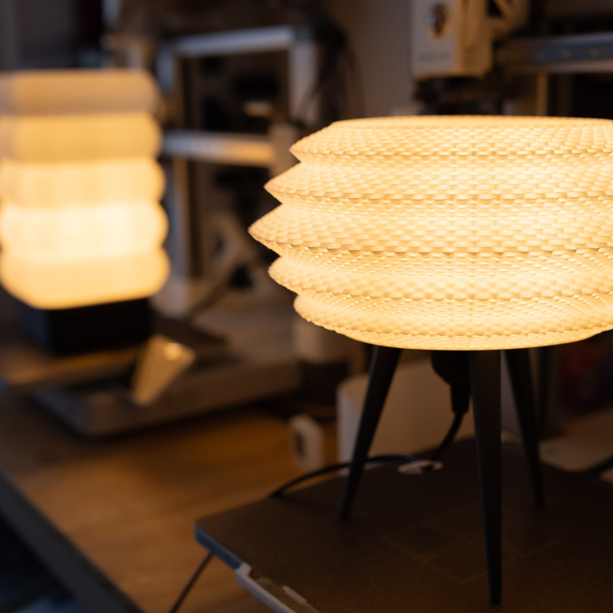 Blok3d Nuestro Catálogo Negro Lámpara Lunari – Ilumina tu espacio con ligereza y diseño único