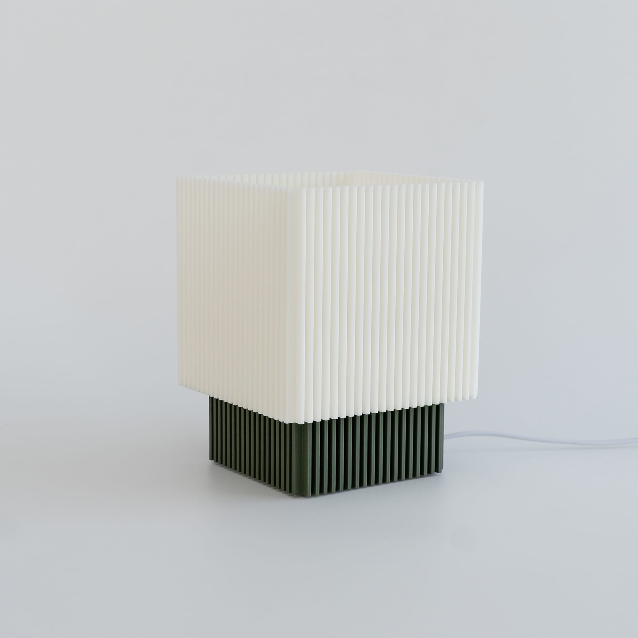 Blok 3D Nuestro Catálogo Verde Oliva / Blanco Lámpara Prism – Geometría que ilumina con precisión