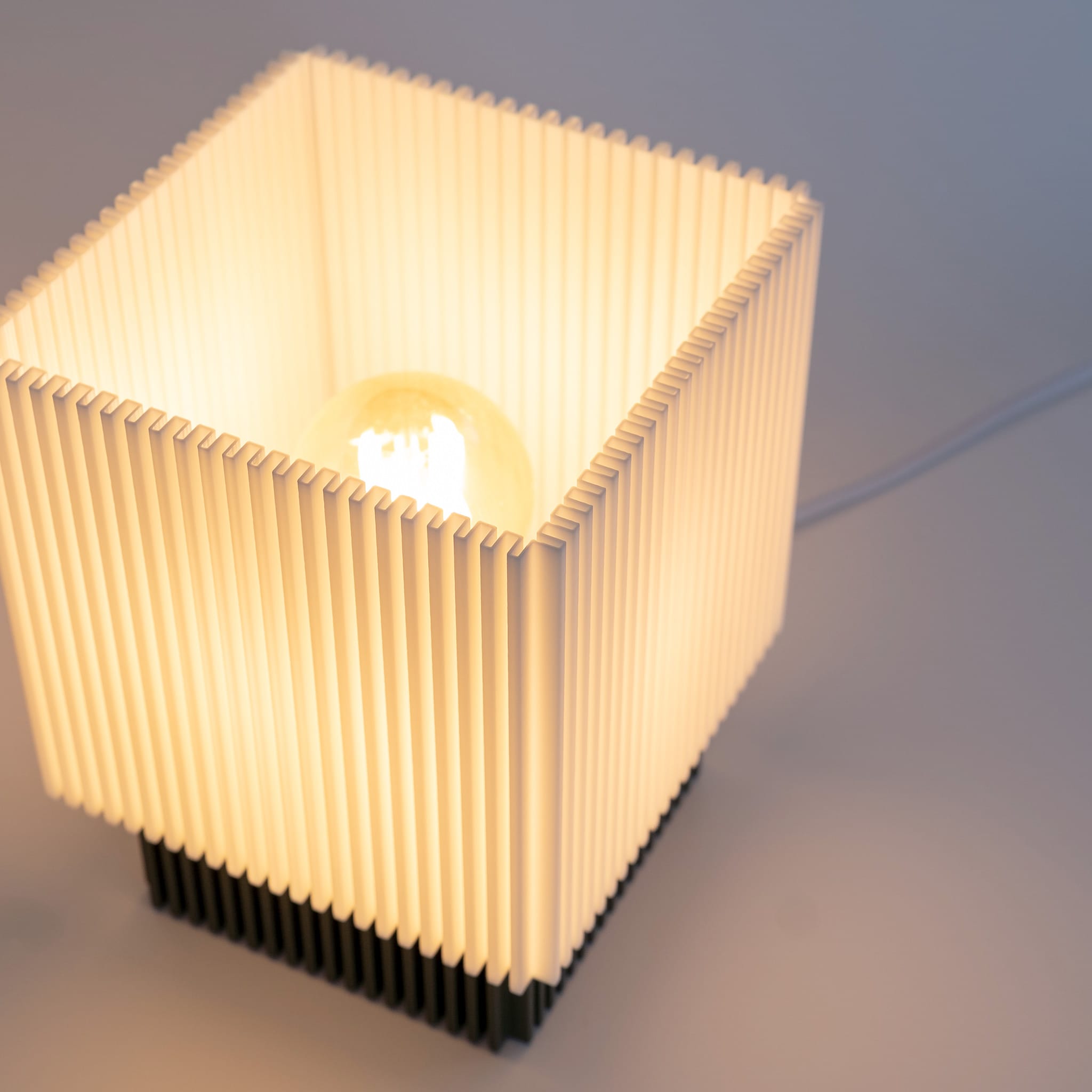 Blok 3D Nuestro Catálogo Lámpara Prism – Geometría que ilumina con precisión