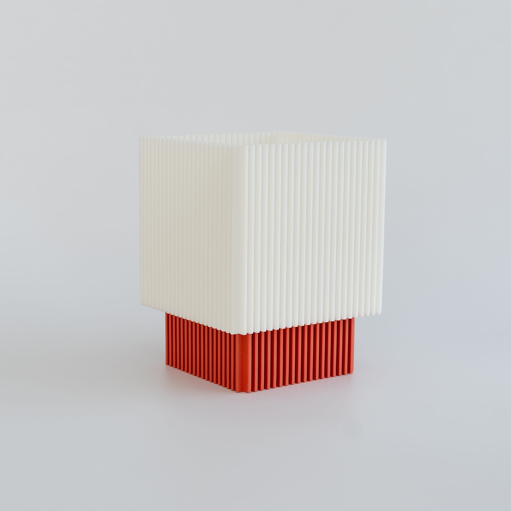 Blok 3D Nuestro Catálogo Marmol Rojo / Blanco Lámpara Prism – Geometría que ilumina con precisión