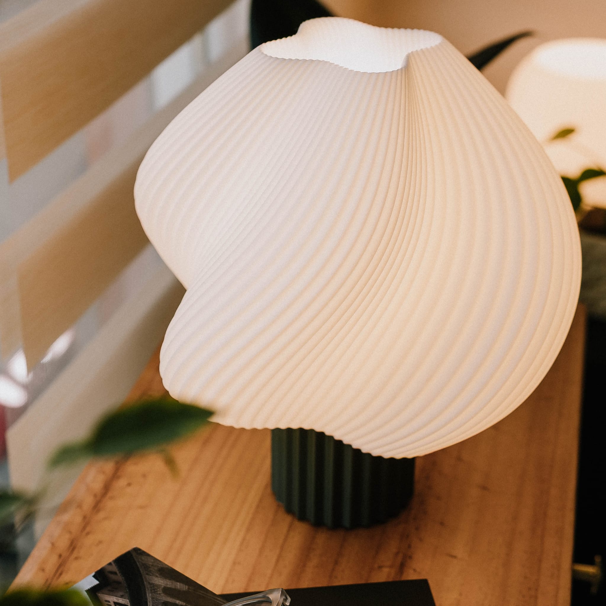 Blok3d Nuestro Catálogo Lámpara Swoola – Suaviza tu espacio con luz cálida y diseño orgánico