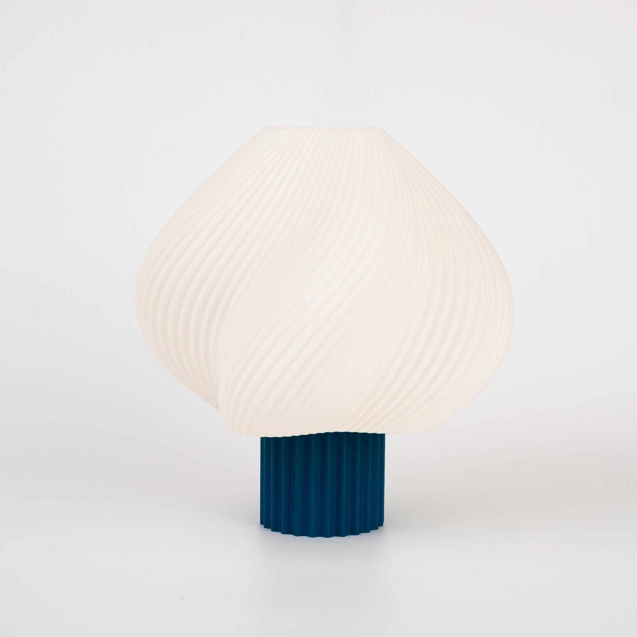 Blok3d Nuestro Catálogo Azul Petroleo / Blanco Lámpara Swoola – Suaviza tu espacio con luz cálida y diseño orgánico