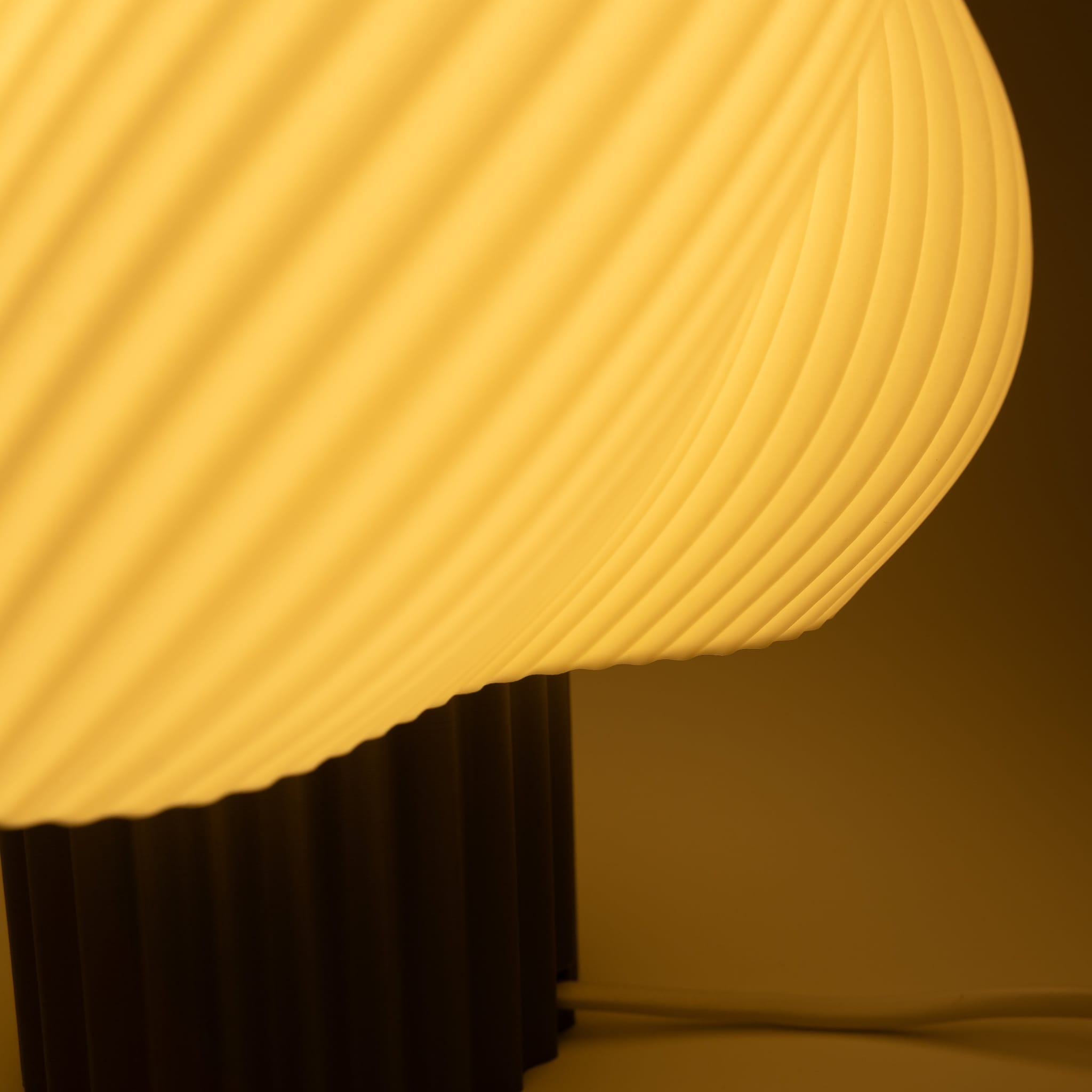 Blok3d Nuestro Catálogo Lámpara Swoola – Suaviza tu espacio con luz cálida y diseño orgánico