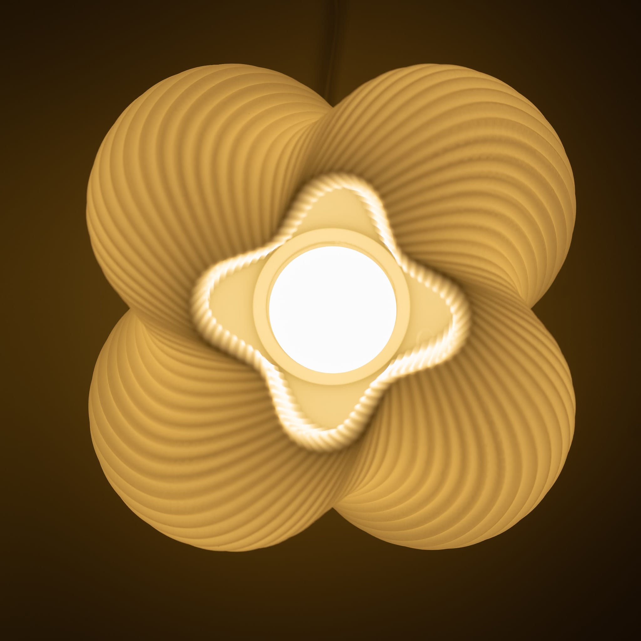 Blok3d Nuestro Catálogo Lámpara Swoola – Suaviza tu espacio con luz cálida y diseño orgánico
