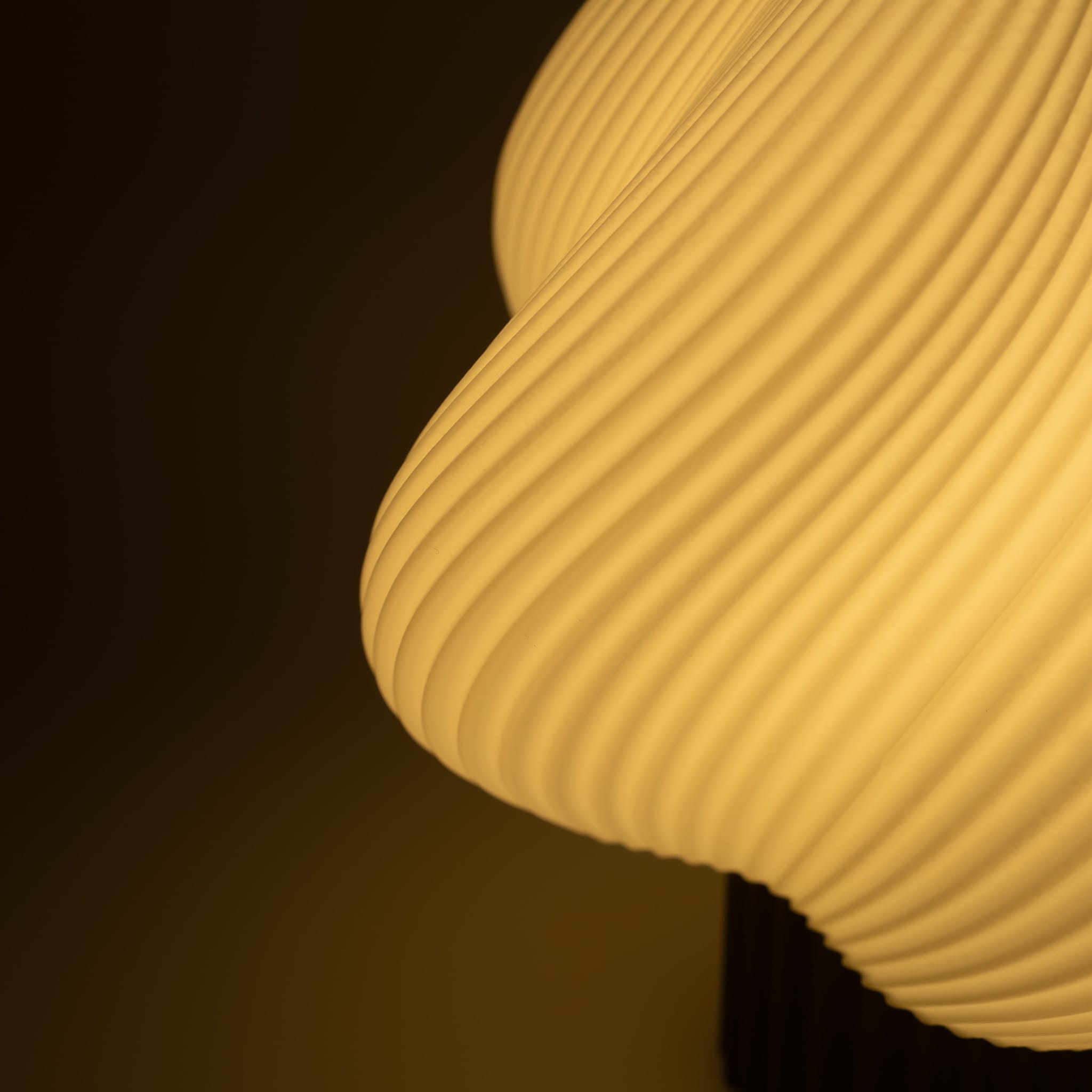 Blok3d Nuestro Catálogo Lámpara Swoola – Suaviza tu espacio con luz cálida y diseño orgánico