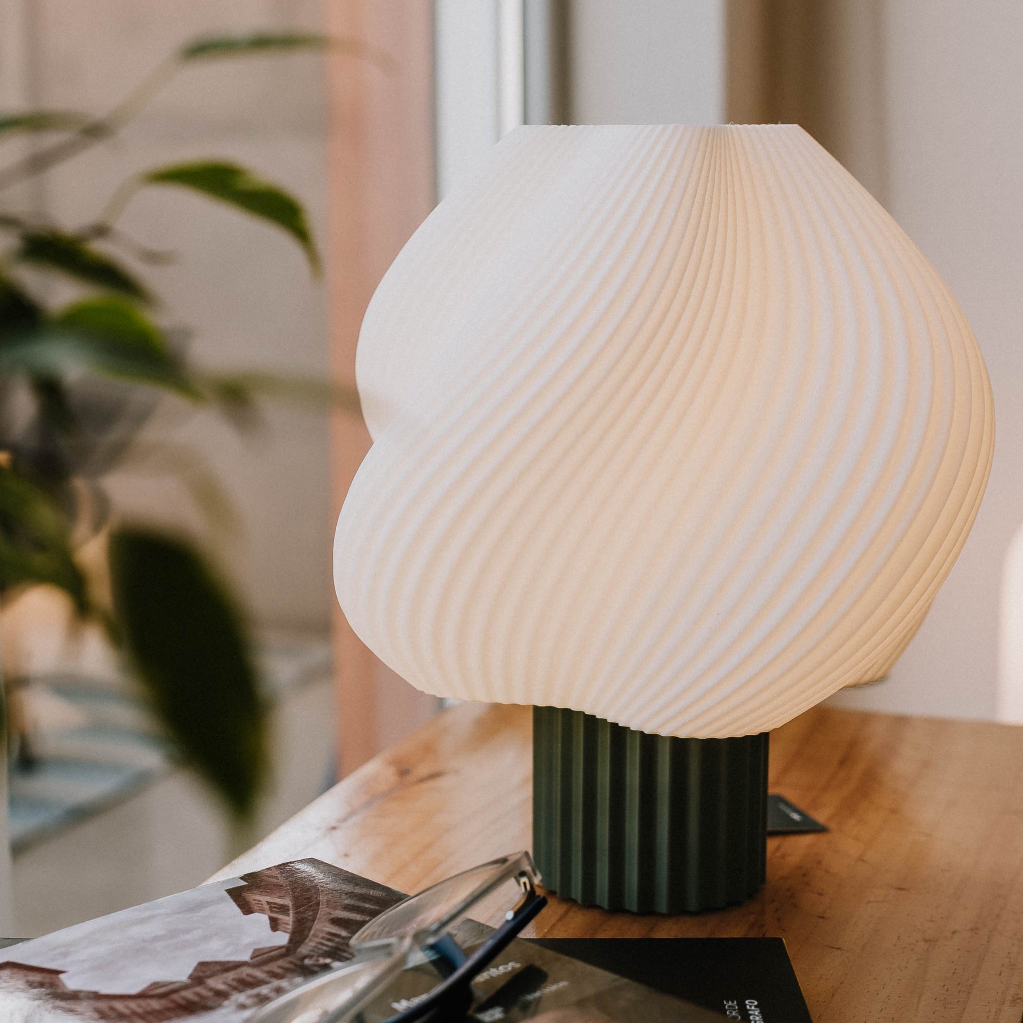 Blok3d Nuestro Catálogo Lámpara Swoola – Suaviza tu espacio con luz cálida y diseño orgánico