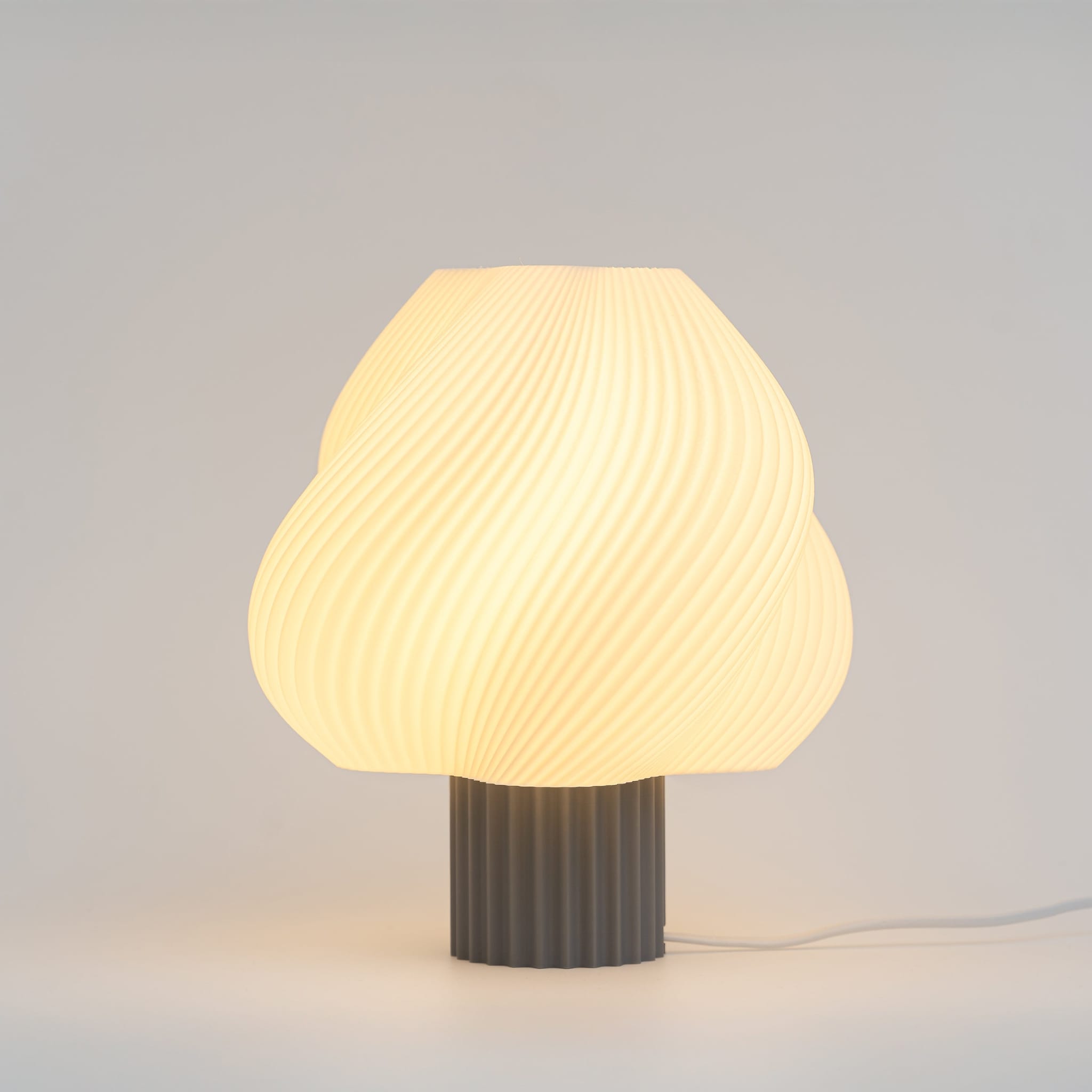 Blok3d Nuestro Catálogo Lámpara Swoola – Suaviza tu espacio con luz cálida y diseño orgánico